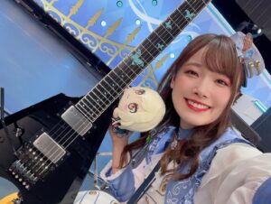Hina Suguta Instagram - バンドリ10thライブ　DAY2：Morfonica「Reverberation」にご来場いただいた皆様、ライブビューイングでご覧いただいた皆様、心の中で応援してくださった皆様、ありがとうございました。

今回もストーリー仕立てということで、少女とイマジナリーフレンドのお話でした。
題材の主軸としては「胡蝶の夢」です。
少女が過ごしていく中で、生まれた小さな不安から、いつの間にかできた名も知らない友達。
友達と出会い、少女は二人だけで楽しい時間を過ごしていくが、少女はふと気づく。
「あなたは誰？」
少女にできた友達はイマジナリーフレンドだったのです。
少女は戸惑いながらも友達と決別することを決意し、戦い、また一つ強くなって前に歩き出すのでした。

ここから読む前に！
かなりのネタバレです！！
自分で見たものの解釈を大事にしたい方は写真だけ見て帰ってください✨

それではレッツゴー！

実は、最初持ってこられた話はもっと柔らかい話でしたが、アニメ「Morfonication」をみて、初めてましろの見ていた景色を知って「胡蝶の夢」という題材は変えずに、このストーリーを提案させていただきました。
お話を考える中で、いかに皆さんが世界観に引き込まれ続けられるか、没頭できるかがモニカの課題だったので、曲と曲の合間や、ストーリー展開の繋ぎなどにもいつも以上にこだわり、作り上げられたライブでした。

また、今回初めてステージに２階ができました！これがモニカとって表現の幅がとっても広がる神のような手助けをしてくれました。
「Secret Dawn」で、いつもは透子と七深が一緒に弾きますが、ストーリー重視で少女（ましろ）とイマジナリーフレンド（七深）の二人の世界を表現してもらいました。ステージの１階に二人だけにして、二人の世界を現したかったのです。
そして「unravel」の「あなたは誰」。この一言は絶対に入れてほしい！この一言でお客さんが息を飲んで鳥肌を立ててほしいと熱弁して叶いました。ありがとうございます。
そこから続く怒涛の５曲。皆さんは体力持ちましたか？
こだわりポイントはたくさんあるのですが、その中でいくつかだけ。
「Never ever land」の最後。いつもはましろもカッコよく両手を広げ、前に４人出てますが、今回は４人２階へ上がり、少女一人だけステージに残り頭を抱える演出に変えました。そして真実に気づくのです。「知ってしまったんだ全て…」fly with the nightが違う曲に聞こえました。少女が現実と夢の間で揺れているのがひしひしと感じられるのがすごく好きです。
そこから始まる決別。「Flame of hope」では、ルイと透子が少女たちに代わり戦いを表現します。そして少女が決意し立ち上がる「Daylight」。最高でした。
最後はエンディングの「The Circle Of Butterflies」。初披露でした。少女の心が晴れて華やかな風が吹くような、まさにエンディング曲にぴったりでした。どの楽器も、歌も激ムズソングですので、ぜひYouTubeで何度も聞いてみてください。

そんな感じで今までたくさん披露してきた曲もありましたが、また違った曲に聞こえた曲もあったのではないでしょうか？
これからもいろんな可能性を引き出していきたいなと思います。

アンコール、めちゃくちゃ楽しかったです！特に「寄る辺の Sunny,Sunny」では初の動画撮影OK！ ２人組で会場を歩き回りましたが、この組み合わせでかなり悩みました。でも今回は本編に乗っ取り、ましろ七深、透子ルイで回りました！またこんな機会があったら嬉しいな〜！次はmikaさんも飛びます！笑
 すごく今回のライブはたくさん悩んでたくさん話し合って形になることができました。私たちに最後まで付き合ってくれたスタッフの皆さんには感謝です。そして何より、私のいろんな注文に答えるだけでなくそれ以上に最高の演技をしてくれたメンバーには感謝の気持ちでいっぱいです。 これからもいっぱい課題はあるけれど、一緒に考えてもっとMorfonicaを好きになってもらえるように頑張りたいです。
私もギターの練習はもちろん！透子ちゃんの解像度ももっと上げて、皆さんに透子ちゃんをお届けします！

また10人でお会いしましょう！