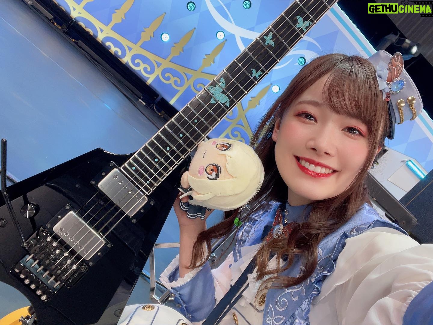 Hina Suguta - 5K Likes - バンドリ10thライブ DAY2:Morfonica「Reverberation」にご来場いただいた皆様、ライブビューイングでご覧いただいた皆様、心の中で応援してくださった皆様、ありがとうございました。
今回もストーリー仕立てということで、少女とイマジナリーフレンドのお話でした。
題材の主軸としては「胡蝶の夢」です。
少女が過ごしていく中で、生まれた小さな不安から、いつの間にかできた名も知らない友達。
友達と出会い、少女は二人だけで楽しい時間を過ごしていくが、少女はふと気づく。
「あなたは誰?」
少女にできた友達はイマジナリーフレンドだったのです。
少女は戸惑いながらも友達と決別することを決意し、戦い、また一つ強くなって前に歩き出すのでした。
ここから読む前に!
かなりのネタバレです!!
自分で見たものの解釈を大事にしたい方は写真だけ見て帰ってください✨
それではレッツゴー!
実は、最初持ってこられた話はもっと柔らかい話でしたが、アニメ「Morfonication」をみて、初めてましろの見ていた景色を知って「胡蝶の夢」という題材は変えずに、このストーリーを提案させていただきました。
お話を考える中で、いかに皆さんが世界観に引き込まれ続けられるか、没頭できるかがモニカの課題だったので、曲と曲の合間や、ストーリー展開の繋ぎなどにもいつも以上にこだわり、作り上げられたライブでした。
また、今回初めてステージに2階ができました!これがモニカとって表現の幅がとっても広がる神のような手助けをしてくれました。
「Secret Dawn」で、いつもは透子と七深が一緒に弾きますが、ストーリー重視で少女(ましろ)とイマジナリーフレンド(七深)の二人の世界を表現してもらいました。ステージの1階に二人だけにして、二人の世界を現したかったのです。
そして「unravel」の「あなたは誰」。この一言は絶対に入れてほしい!この一言でお客さんが息を飲んで鳥肌を立ててほしいと熱弁して叶いました。ありがとうございます。
そこから続く怒涛の5曲。皆さんは体力持ちましたか?
こだわりポイントはたくさんあるのですが、その中でいくつかだけ。
「Never ever land」の最後。いつもはましろもカッコよく両手を広げ、前に4人出てますが、今回は4人2階へ上がり、少女一人だけステージに残り頭を抱える演出に変えました。そして真実に気づくのです。「知ってしまったんだ全て…」fly with the nightが違う曲に聞こえました。少女が現実と夢の間で揺れているのがひしひしと感じられるのがすごく好きです。
そこから始まる決別。「Flame of hope」では、ルイと透子が少女たちに代わり戦いを表現します。そして少女が決意し立ち上がる「Daylight」。最高でした。
最後はエンディングの「The Circle Of Butterflies」。初披露でした。少女の心が晴れて華やかな風が吹くような、まさにエンディング曲にぴったりでした。どの楽器も、歌も激ムズソングですので、ぜひYouTubeで何度も聞いてみてください。
そんな感じで今までたくさん披露してきた曲もありましたが、また違った曲に聞こえた曲もあったのではないでしょうか?
これからもいろんな可能性を引き出していきたいなと思います。
アンコール、めちゃくちゃ楽しかったです!特に「寄る辺の Sunny,Sunny」では初の動画撮影OK!
2人組で会場を歩き回りましたが、この組み合わせでかなり悩みました。でも今回は本編に乗っ取り、ましろ七深、透子ルイで回りました!またこんな機会があったら嬉しいな〜!次はmikaさんも飛びます!笑
すごく今回のライブはたくさん悩んでたくさん話し合って形になることができました。私たちに最後まで付き合ってくれたスタッフの皆さんには感謝です。そして何より、私のいろんな注文に答えるだけでなくそれ以上に最高の演技をしてくれたメンバーには感謝の気持ちでいっぱいです。
これからもいっぱい課題はあるけれど、一緒に考えてもっとMorfonicaを好きになってもらえるように頑張りたいです。
私もギターの練習はもちろん!透子ちゃんの解像度ももっと上げて、皆さんに透子ちゃんをお届けします!
また10人でお会いしましょう!