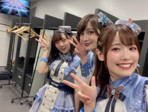 Hina Suguta Instagram - バンドリ10thライブ　DAY2：Morfonica「Reverberation」にご来場いただいた皆様、ライブビューイングでご覧いただいた皆様、心の中で応援してくださった皆様、ありがとうございました。

今回もストーリー仕立てということで、少女とイマジナリーフレンドのお話でした。
題材の主軸としては「胡蝶の夢」です。
少女が過ごしていく中で、生まれた小さな不安から、いつの間にかできた名も知らない友達。
友達と出会い、少女は二人だけで楽しい時間を過ごしていくが、少女はふと気づく。
「あなたは誰？」
少女にできた友達はイマジナリーフレンドだったのです。
少女は戸惑いながらも友達と決別することを決意し、戦い、また一つ強くなって前に歩き出すのでした。

ここから読む前に！
かなりのネタバレです！！
自分で見たものの解釈を大事にしたい方は写真だけ見て帰ってください✨

それではレッツゴー！

実は、最初持ってこられた話はもっと柔らかい話でしたが、アニメ「Morfonication」をみて、初めてましろの見ていた景色を知って「胡蝶の夢」という題材は変えずに、このストーリーを提案させていただきました。
お話を考える中で、いかに皆さんが世界観に引き込まれ続けられるか、没頭できるかがモニカの課題だったので、曲と曲の合間や、ストーリー展開の繋ぎなどにもいつも以上にこだわり、作り上げられたライブでした。

また、今回初めてステージに２階ができました！これがモニカとって表現の幅がとっても広がる神のような手助けをしてくれました。
「Secret Dawn」で、いつもは透子と七深が一緒に弾きますが、ストーリー重視で少女（ましろ）とイマジナリーフレンド（七深）の二人の世界を表現してもらいました。ステージの１階に二人だけにして、二人の世界を現したかったのです。
そして「unravel」の「あなたは誰」。この一言は絶対に入れてほしい！この一言でお客さんが息を飲んで鳥肌を立ててほしいと熱弁して叶いました。ありがとうございます。
そこから続く怒涛の５曲。皆さんは体力持ちましたか？
こだわりポイントはたくさんあるのですが、その中でいくつかだけ。
「Never ever land」の最後。いつもはましろもカッコよく両手を広げ、前に４人出てますが、今回は４人２階へ上がり、少女一人だけステージに残り頭を抱える演出に変えました。そして真実に気づくのです。「知ってしまったんだ全て…」fly with the nightが違う曲に聞こえました。少女が現実と夢の間で揺れているのがひしひしと感じられるのがすごく好きです。
そこから始まる決別。「Flame of hope」では、ルイと透子が少女たちに代わり戦いを表現します。そして少女が決意し立ち上がる「Daylight」。最高でした。
最後はエンディングの「The Circle Of Butterflies」。初披露でした。少女の心が晴れて華やかな風が吹くような、まさにエンディング曲にぴったりでした。どの楽器も、歌も激ムズソングですので、ぜひYouTubeで何度も聞いてみてください。

そんな感じで今までたくさん披露してきた曲もありましたが、また違った曲に聞こえた曲もあったのではないでしょうか？
これからもいろんな可能性を引き出していきたいなと思います。

アンコール、めちゃくちゃ楽しかったです！特に「寄る辺の Sunny,Sunny」では初の動画撮影OK！ ２人組で会場を歩き回りましたが、この組み合わせでかなり悩みました。でも今回は本編に乗っ取り、ましろ七深、透子ルイで回りました！またこんな機会があったら嬉しいな〜！次はmikaさんも飛びます！笑
 すごく今回のライブはたくさん悩んでたくさん話し合って形になることができました。私たちに最後まで付き合ってくれたスタッフの皆さんには感謝です。そして何より、私のいろんな注文に答えるだけでなくそれ以上に最高の演技をしてくれたメンバーには感謝の気持ちでいっぱいです。 これからもいっぱい課題はあるけれど、一緒に考えてもっとMorfonicaを好きになってもらえるように頑張りたいです。
私もギターの練習はもちろん！透子ちゃんの解像度ももっと上げて、皆さんに透子ちゃんをお届けします！

また10人でお会いしましょう！