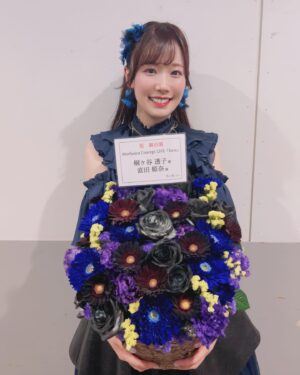Hina Suguta Instagram - お久しぶりです。直田姫奈です。

取り急ぎ、forteお疲れ様でした！
たくさん素敵なお花ありがとうございます🌸

毎回コンセプトを色々考えてくれて、いつもすごいなぁ…とビックリしています！(ツイートみてなるほど！ってなってます)
黒い薔薇とかあるんだね🥀

テイクアウトいたしました。

本当にどれも素敵で、ライブ前に元気をもらえました！
ありがとう💐💐💐💐💐

ほんと、取り急ぎで申し訳ないですが…まじ取り急ぎです。
また更新……します…………ｸﾞﾊｯ(; ﾟﾟ)