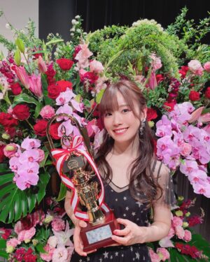 Hina Suguta Instagram - 第8回アニラジアワードにて、
最優秀男女ラジオ賞を「その着せ替え人形はラジオをする」がいただきました✨

ありがとうございます！！

まだまだ愛されているんだなぁと嬉しい気持ちでいっぱいです！

アーカイブはYouTubeで聞けるので、ずっと楽しんで聞いてほしいです！

久しぶりに着せ恋＆着せラジチームに会えて嬉しかったし楽しかった〜🎶
本当に大好きなチームなのです！！！
みんなでずっと喋ってました。
復活したら2時間コースかな💭

いつか復活の日を夢みて…💫

#アニラジアワード #着せ恋 #着せラジ