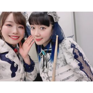 Hina Suguta Instagram - バンドリ11thライブ　DAY2 : Roselia×Morfonica「星空の夜想曲」にご来場いただいた皆様、配信でご覧いただいた皆様、心の中で応援してくださった皆様、ありがとうございました。
 初めてRoseliaさんとのツーマンライブ！ということで、モニカとしてとっても嬉しかったし、私的にもあの紗夜さんとご一緒できることに気合入りまくりでした。
しかも、蓋を開けてみればRoseliaさんとモニカが交互に演奏していったり、コラボ曲も多かったりと今までのツーマンライブとは全く違った演出となっていて、衝撃を受けました。
まさに２バンドで作り上げていくライブになるとわかってセトリ決めもいつも以上に白熱しました。

すでにやらないといけない新曲はコラボを含めて５曲。さらに新曲をやるのは厳しいとプロデューサーさんから言われましたが、「入れなきゃダメなんです。Roseliaさんファンの方にもモニカいいなって思ってもらうには、楽しんでもらうには、踏ん張らないといけないんです。」とお願いして叶ったのが「Nameless Story」です。

でも自分からお願いしておいてなんだけど、めっちゃ難しくてとにかく難しくて苦労しました…。年末年始はギター三昧になりましたが、そのおかげでいいライブができたとは思うので、結果オーライです。
2022年時点で私が弾けていた曲は「誓いのWingbeat」のみ。１カ月で新曲５曲はCantabileを思い出すなぁ。
１月は間違いなくバンドマンだった。週４回レッスンに通う日々。でも仕上がったのはライブ１週間前くらいでした。なんとか仕上がってよかったです。

今回の醍醐味といえば！コラボ！！！
オープニングから「BLACK SHOUT」で紗夜さんとソロを！「THE HISTORIC…」でも紗夜さんとソロコラボからのRoseliaと一緒に弾かせていただきました！
本当に緊張しましたしプレッシャーでした。紗夜さんのオクターブ下のソロを弾かせてもらいましたが、ソロは一音でもリズムがずれたり音がずれると台無しになってしまうので、それを先輩の曲で、しかも紗夜さんと弾くということで心臓バクバクでした。
工藤さんからはパフォーマンスについてすごく勉強になりました。おかげでソロ終わりのピースも生まれました。これからの自分達のライブでも取り入れていきたいことがたくさんありました。やっぱり工藤さんはリアル紗夜さんです。
相羽さんからも動きについてアドバイスをいただき、なんとかRoseliaさんと一体になれたと思います。
本当にありがとうございます。

そしてやっぱモニカなんだよな〜と。
「THE HISTORIC…」を終えたら、おゆちゃんが舞台袖にいて👍としてくれました。あまねちゃんが「Nameless Story」が始まる前にピースをしながら入ってきて固まっていた私からいい感じに力が抜けました。Ayasaさんとmikaさんは裏に戻ると透子ちゃんポーズで迎えてくれました。ちょっと泣きそうになったけど内緒です。

そんなメンバーとできたモニカ待望の新曲「誓いのWingbeat」。MVもあるのでいっぱい見てください。
モニカオリジナル曲で一番難しかった曲です。ジャンプやターンなどDaylight以降できるようになった動きをここぞとばかりに集約して入れたので、そこもポイントです。そんな今のメンバーの成長した姿も見どころですし、歌詞はモニカ人生がぎゅっと詰まった曲です。
MVにはモニカを見守ってくれてる方達もいるライブ映像があるのも好きです。エモいんです。本当にエモいです。そんな曲をついに皆さんに披露できて嬉しかったです。

今回はついに全編声出しもOK。これからもOK。ということでモニカの声出しライブを一緒に作っていってください。よろしくお願いします。
個人的にはMCで皆さんがどう声を出してくれるのか楽しみです。「モルフォニカー！」って呼んでくれるのかな？モニカコールはあるのかな？皆さんの声が大き過ぎてメンバーが戸惑っちゃうくらいを期待しています。

ということでたくさん振り返ってきました。Roseliaさんとツーマンできたのはモニカにとってとても学びも多い時間になりました。そしてモニカでまた一つ大きな山を乗り越えらたのでメンバーの絆もぐっと固くなりました。

次はブシロック、ツアー。あ、近いところで言えば明日！超次元音楽祭ですね。
新たなモニカの歴史を一緒に作っていきましょう！

１０人でお待ちしています。また会う日まで。

#バンドリ11thライブ #星空の夜想曲 #桐ヶ谷透子