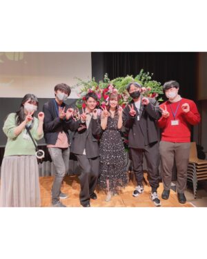 Hina Suguta Instagram - 第8回アニラジアワードにて、
最優秀男女ラジオ賞を「その着せ替え人形はラジオをする」がいただきました✨

ありがとうございます！！

まだまだ愛されているんだなぁと嬉しい気持ちでいっぱいです！

アーカイブはYouTubeで聞けるので、ずっと楽しんで聞いてほしいです！

久しぶりに着せ恋＆着せラジチームに会えて嬉しかったし楽しかった〜🎶
本当に大好きなチームなのです！！！
みんなでずっと喋ってました。
復活したら2時間コースかな💭

いつか復活の日を夢みて…💫

#アニラジアワード #着せ恋 #着せラジ