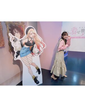Hina Suguta Instagram - TVアニメ「その着せ替え人形は恋をする展 しゅきぴに愛を伝えたいっっ」が開催中です✨

着せ恋が好きな人にはたまらない空間でした！
みなさんに楽しんでほしいのでネタバレ写真はまた後日…

ぜひ遊びにいってみてくださいねー！

#着せ恋 
#着せ恋展まじアガった