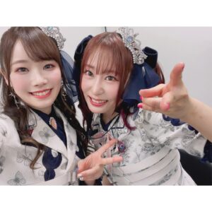 Hina Suguta Instagram - バンドリ11thライブ　DAY2 : Roselia×Morfonica「星空の夜想曲」にご来場いただいた皆様、配信でご覧いただいた皆様、心の中で応援してくださった皆様、ありがとうございました。
 初めてRoseliaさんとのツーマンライブ！ということで、モニカとしてとっても嬉しかったし、私的にもあの紗夜さんとご一緒できることに気合入りまくりでした。
しかも、蓋を開けてみればRoseliaさんとモニカが交互に演奏していったり、コラボ曲も多かったりと今までのツーマンライブとは全く違った演出となっていて、衝撃を受けました。
まさに２バンドで作り上げていくライブになるとわかってセトリ決めもいつも以上に白熱しました。

すでにやらないといけない新曲はコラボを含めて５曲。さらに新曲をやるのは厳しいとプロデューサーさんから言われましたが、「入れなきゃダメなんです。Roseliaさんファンの方にもモニカいいなって思ってもらうには、楽しんでもらうには、踏ん張らないといけないんです。」とお願いして叶ったのが「Nameless Story」です。

でも自分からお願いしておいてなんだけど、めっちゃ難しくてとにかく難しくて苦労しました…。年末年始はギター三昧になりましたが、そのおかげでいいライブができたとは思うので、結果オーライです。
2022年時点で私が弾けていた曲は「誓いのWingbeat」のみ。１カ月で新曲５曲はCantabileを思い出すなぁ。
１月は間違いなくバンドマンだった。週４回レッスンに通う日々。でも仕上がったのはライブ１週間前くらいでした。なんとか仕上がってよかったです。

今回の醍醐味といえば！コラボ！！！
オープニングから「BLACK SHOUT」で紗夜さんとソロを！「THE HISTORIC…」でも紗夜さんとソロコラボからのRoseliaと一緒に弾かせていただきました！
本当に緊張しましたしプレッシャーでした。紗夜さんのオクターブ下のソロを弾かせてもらいましたが、ソロは一音でもリズムがずれたり音がずれると台無しになってしまうので、それを先輩の曲で、しかも紗夜さんと弾くということで心臓バクバクでした。
工藤さんからはパフォーマンスについてすごく勉強になりました。おかげでソロ終わりのピースも生まれました。これからの自分達のライブでも取り入れていきたいことがたくさんありました。やっぱり工藤さんはリアル紗夜さんです。
相羽さんからも動きについてアドバイスをいただき、なんとかRoseliaさんと一体になれたと思います。
本当にありがとうございます。

そしてやっぱモニカなんだよな〜と。
「THE HISTORIC…」を終えたら、おゆちゃんが舞台袖にいて👍としてくれました。あまねちゃんが「Nameless Story」が始まる前にピースをしながら入ってきて固まっていた私からいい感じに力が抜けました。Ayasaさんとmikaさんは裏に戻ると透子ちゃんポーズで迎えてくれました。ちょっと泣きそうになったけど内緒です。

そんなメンバーとできたモニカ待望の新曲「誓いのWingbeat」。MVもあるのでいっぱい見てください。
モニカオリジナル曲で一番難しかった曲です。ジャンプやターンなどDaylight以降できるようになった動きをここぞとばかりに集約して入れたので、そこもポイントです。そんな今のメンバーの成長した姿も見どころですし、歌詞はモニカ人生がぎゅっと詰まった曲です。
MVにはモニカを見守ってくれてる方達もいるライブ映像があるのも好きです。エモいんです。本当にエモいです。そんな曲をついに皆さんに披露できて嬉しかったです。

今回はついに全編声出しもOK。これからもOK。ということでモニカの声出しライブを一緒に作っていってください。よろしくお願いします。
個人的にはMCで皆さんがどう声を出してくれるのか楽しみです。「モルフォニカー！」って呼んでくれるのかな？モニカコールはあるのかな？皆さんの声が大き過ぎてメンバーが戸惑っちゃうくらいを期待しています。

ということでたくさん振り返ってきました。Roseliaさんとツーマンできたのはモニカにとってとても学びも多い時間になりました。そしてモニカでまた一つ大きな山を乗り越えらたのでメンバーの絆もぐっと固くなりました。

次はブシロック、ツアー。あ、近いところで言えば明日！超次元音楽祭ですね。
新たなモニカの歴史を一緒に作っていきましょう！

１０人でお待ちしています。また会う日まで。

#バンドリ11thライブ #星空の夜想曲 #桐ヶ谷透子