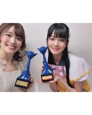 Hina Suguta Instagram - 第十七回声優アワードにて、
新人声優賞をいただきました。

発表されてから、たくさんの方々からお祝いの言葉が届きました。
どれも暖かく、こんなにもたくさんの方に祝っていただけるなんて幸せ者です。
みなさんの声をエネルギーに変えて、作品を通してお返ししていきたいと思います。

声優を目指して4年、デビューして5年、常にいろんな選択に迫られる日々でしたが、本当に諦めなくてよかったと心から思います。
だからこそ感謝の気持ちでいっぱいです。

私を一から芝居とはどういうものか教えてくださった先生、私の力を最大限に引き出してくれる共演者の皆様、スタッフの皆様、ずっと見守ってくれた家族、応援してくださるファンの皆様。
そして、私と出会ってくれたキャラクターたち。
ハルカは私の人生を変えてくれました。
透子ちゃんはいつも新しい景色を見せてくれます。
海夢ちゃんは私に夢を与えてくれたし、声優として成長させてくれました。
他にも私に出会ってくれたキャラクターたち一人ひとりは、いつも私を導いてくれます。

すべての皆様のおかげで私は声優という仕事ができます。

感謝してもしきれません。

本当にありがとうございます。

この気持ちを忘れず、キャラクターをキャラクターらしく輝かせられる声優になれるように頑張ります！

これからもよろしくお願いします！

本当にありがとうございます✨✨

#声優アワード