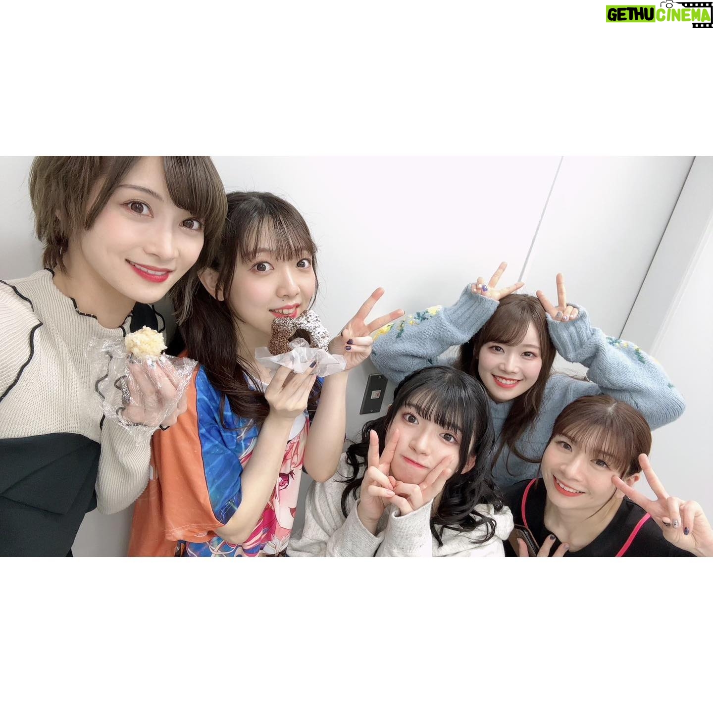 Hina Suguta - 7.2K Likes - バンドリ11thライブ DAY2 : Roselia×Morfonica「星空の夜想曲」にご来場いただいた皆様、配信でご覧いただいた皆様、心の中で応援してくださった皆様、ありがとうございました。
初めてRoseliaさんとのツーマンライブ!ということで、モニカとしてとっても嬉しかったし、私的にもあの紗夜さんとご一緒できることに気合入りまくりでした。
しかも、蓋を開けてみればRoseliaさんとモニカが交互に演奏していったり、コラボ曲も多かったりと今までのツーマンライブとは全く違った演出となっていて、衝撃を受けました。
まさに2バンドで作り上げていくライブになるとわかってセトリ決めもいつも以上に白熱しました。
すでにやらないといけない新曲はコラボを含めて5曲。さらに新曲をやるのは厳しいとプロデューサーさんから言われましたが、「入れなきゃダメなんです。Roseliaさんファンの方にもモニカいいなって思ってもらうには、楽しんでもらうには、踏ん張らないといけないんです。」とお願いして叶ったのが「Nameless Story」です。
でも自分からお願いしておいてなんだけど、めっちゃ難しくてとにかく難しくて苦労しました…。年末年始はギター三昧になりましたが、そのおかげでいいライブができたとは思うので、結果オーライです。
2022年時点で私が弾けていた曲は「誓いのWingbeat」のみ。1カ月で新曲5曲はCantabileを思い出すなぁ。
1月は間違いなくバンドマンだった。週4回レッスンに通う日々。でも仕上がったのはライブ1週間前くらいでした。なんとか仕上がってよかったです。
今回の醍醐味といえば!コラボ!!!
オープニングから「BLACK SHOUT」で紗夜さんとソロを!「THE HISTORIC…」でも紗夜さんとソロコラボからのRoseliaと一緒に弾かせていただきました!
本当に緊張しましたしプレッシャーでした。紗夜さんのオクターブ下のソロを弾かせてもらいましたが、ソロは一音でもリズムがずれたり音がずれると台無しになってしまうので、それを先輩の曲で、しかも紗夜さんと弾くということで心臓バクバクでした。
工藤さんからはパフォーマンスについてすごく勉強になりました。おかげでソロ終わりのピースも生まれました。これからの自分達のライブでも取り入れていきたいことがたくさんありました。やっぱり工藤さんはリアル紗夜さんです。
相羽さんからも動きについてアドバイスをいただき、なんとかRoseliaさんと一体になれたと思います。
本当にありがとうございます。
そしてやっぱモニカなんだよな〜と。
「THE HISTORIC…」を終えたら、おゆちゃんが舞台袖にいて👍としてくれました。あまねちゃんが「Nameless Story」が始まる前にピースをしながら入ってきて固まっていた私からいい感じに力が抜けました。Ayasaさんとmikaさんは裏に戻ると透子ちゃんポーズで迎えてくれました。ちょっと泣きそうになったけど内緒です。
そんなメンバーとできたモニカ待望の新曲「誓いのWingbeat」。MVもあるのでいっぱい見てください。
モニカオリジナル曲で一番難しかった曲です。ジャンプやターンなどDaylight以降できるようになった動きをここぞとばかりに集約して入れたので、そこもポイントです。そんな今のメンバーの成長した姿も見どころですし、歌詞はモニカ人生がぎゅっと詰まった曲です。
MVにはモニカを見守ってくれてる方達もいるライブ映像があるのも好きです。エモいんです。本当にエモいです。そんな曲をついに皆さんに披露できて嬉しかったです。
今回はついに全編声出しもOK。これからもOK。ということでモニカの声出しライブを一緒に作っていってください。よろしくお願いします。
個人的にはMCで皆さんがどう声を出してくれるのか楽しみです。「モルフォニカー!」って呼んでくれるのかな?モニカコールはあるのかな?皆さんの声が大き過ぎてメンバーが戸惑っちゃうくらいを期待しています。
ということでたくさん振り返ってきました。Roseliaさんとツーマンできたのはモニカにとってとても学びも多い時間になりました。そしてモニカでまた一つ大きな山を乗り越えらたのでメンバーの絆もぐっと固くなりました。
次はブシロック、ツアー。あ、近いところで言えば明日!超次元音楽祭ですね。
新たなモニカの歴史を一緒に作っていきましょう!
10人でお待ちしています。また会う日まで。
#バンドリ11thライブ #星空の夜想曲 #桐ヶ谷透子