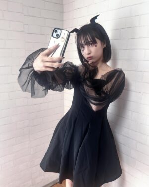 Hinata Sato Instagram - ・
・
HappyHalloween🦇🕸

今年のHalloweenは大人っぽく🖤

TikTokでは 猫メイド^ _ ̫ _ ^ ♡になったよ！
もう出てるからﾐﾃﾈ
（メイドは一昨年ぶり‼︎）
今日のTikTokはハロウィン投稿ラスト🎃ﾏｯﾃﾃﾈ

ちょー久しぶりにタトゥーシール使ったら楽しすぎた😖💗
鎖骨のコウモリは2日間付けてたよ😬ｺｯｿﾘ

🎃素敵なHalloweenになりますように👻

#HappyHalloween #Halloween 
#ハロウィン
#Cosplay #コスプレ 
#大人っぽい #猫 #メイド 
#タトゥーシール #コウモリ 
#佐藤ひなた #ひな #06 #ひなdays
