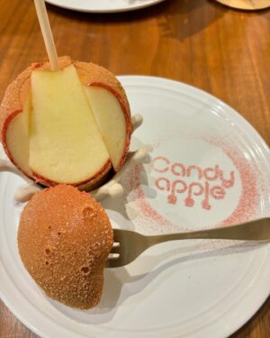 Hinata Sato Instagram - ・
・
最近仲良くなったくるみちゃんとりんご飴🍭🍎

並んでる間も話しまくってて超たのしかった！🐰

#CandyApple #りんご飴専門店 
#スターダストプロモーション #青沼くるみ ちゃん
#佐藤ひなた #ひな #06 #ひなdays