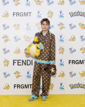 Hins Cheung Instagram - 好多謝大家尋日陪我玩 Pokémon Go玩到嚟到金鐘太古廣場 @fendi 😘 仲有得喺現場同大家慶功真係好開心 🫶🏻

你睇下, 舖頭入面呢度有隻好大隻嘅 #啟暴龍 吖 🥰好榮幸可以率先同 Tyson 仔 @tysonyoshi 以及各位賓客一齊欣賞 由 #Fendi 同 #FRGMT 以及 #Pokémon 聯乘嘅全新系列 💛 如果你都係Pokémon Fans嘅話, 記得帶佢哋返屋企喇 😍

#FendiFRGMTPokemon #FENDI @Fendi