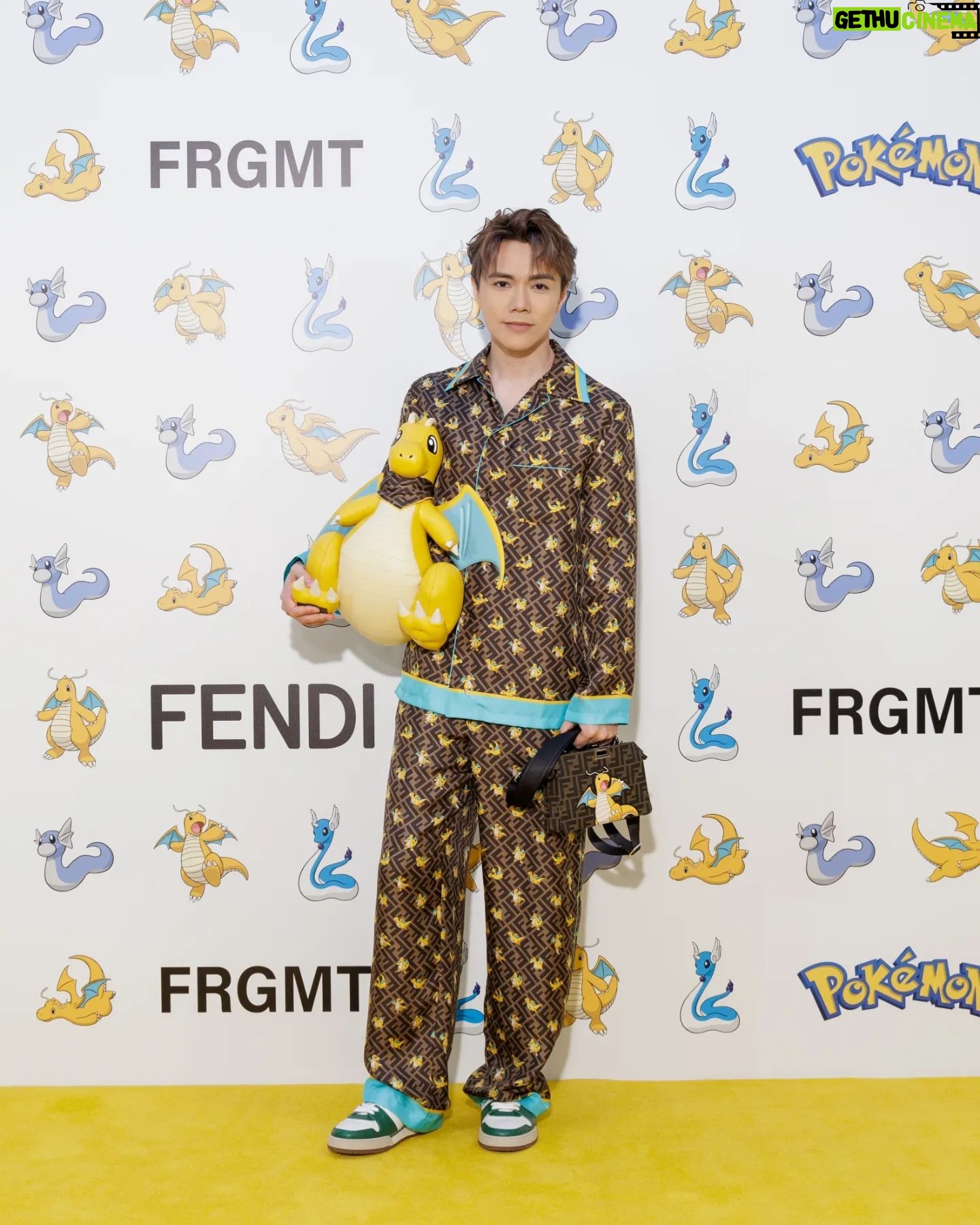 Hins Cheung - 49.4K Likes - 好多謝大家尋日陪我玩 Pokémon Go玩到嚟到金鐘太古廣場 @fendi 😘 仲有得喺現場同大家慶功真係好開心 🫶🏻
你睇下, 舖頭入面呢度有隻好大隻嘅 #啟暴龍 吖 🥰好榮幸可以率先同 Tyson 仔 @tysonyoshi 以及各位賓客一齊欣賞 由 #Fendi 同 #FRGMT 以及 #Pokémon 聯乘嘅全新系列 💛 如果你都係Pokémon Fans嘅話, 記得帶佢哋返屋企喇 😍
#FendiFRGMTPokemon #FENDI @Fendi