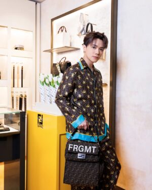 Hins Cheung Instagram - 好多謝大家尋日陪我玩 Pokémon Go玩到嚟到金鐘太古廣場 @fendi 😘 仲有得喺現場同大家慶功真係好開心 🫶🏻

你睇下, 舖頭入面呢度有隻好大隻嘅 #啟暴龍 吖 🥰好榮幸可以率先同 Tyson 仔 @tysonyoshi 以及各位賓客一齊欣賞 由 #Fendi 同 #FRGMT 以及 #Pokémon 聯乘嘅全新系列 💛 如果你都係Pokémon Fans嘅話, 記得帶佢哋返屋企喇 😍

#FendiFRGMTPokemon #FENDI @Fendi