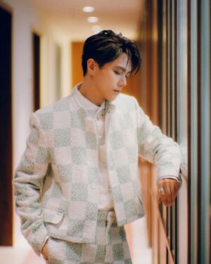 Hins Cheung Instagram - 好開心可以出席 @louisvuitton 2024初秋男裝嘅發佈會, 整個晚上係一個充滿夢幻嘅Party, 感恩遇見好多老朋友, 亦都好開心識到好多新朋友🤗

由 @pharrell 掌舵開始, 我一直都好期待呢一位音樂教父會點樣將音樂同埋流行文化嘅元素融入係一個咁歷史悠久嘅法國品牌當中。喺尋晚個發佈會入面, 我見到傳統歐洲時裝剪裁同美式流行文化嘅精彩結合, 無論服飾嘅新鮮配搭抑或將鮮豔嘅顏色融入經典嘅LV皮具當中, P先生又一次交出咗精彩嘅作品, 我自己都忍唔住喺舖頭預訂咗好幾件自己鍾意嘅服飾同埋皮具, 特別一提, 新一季嘅家品同樣出色！

要特別多謝 LV Hong Kong 喺呢幾年嚟贊助我演唱會嘅服裝, 要特別多謝 Elvia @elviaelvia, Shaun @whshaun , Alex @djcalex, Jasmine @jazzyjlee 以及各位LV Hong Kong嘅同事一直嘅愛鍚同支持🩷 要操辦尋日一個咁樣世界級嘅時裝發佈會, 從場地佈置到嘉賓嘅接待安排, 其中嘅辛苦可想而知, 但係我作為一名香港市民/LVlover, 可以見證尋日一個咁精彩嘅發佈會, 真係覺得好驕傲！多謝各位嘅照顧, 各位辛苦了😘 

我都想借呢個機會, 特別多謝 #LouisVuitton 金鐘太古廣場 Pacific Place 店嘅同事, 多謝各位咁多年以嚟嘅友善同埋溫暖, 令我每一次嘅購物體驗都係最好嘅, 多謝各位🫂

#LVMenPreFall24 
#louisvuitton 
#LouisVuittonHongKong

#個LV花花毛公仔vivienne嚟到我度改咗名叫elaine #因為佢好易拎 😌

Total look @louisvuitton

Styling by #LVhk & @constanclee 
Makeup by Cyrus Lee 
Hair by @myos_ritzlam @myos.hair

📸 @harrisontsui

Special thanks to @carlyleandco @rosewoodhongkong 

#唉呀 #最尾嗰張唔同島出唔曬 😣 Story再出過🤣