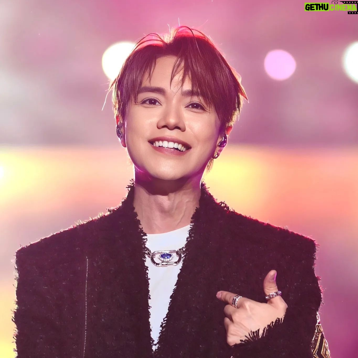 Hins Cheung - 83.3K Likes - Po返星加坡音樂節嘅相先
Thank you 📸@lala_sintt