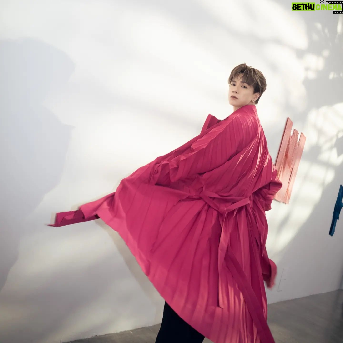 Hins Cheung - 36.4K Likes - 三宅一生 巴黎之約
A huge thanks to @HOMMEPLISSE_ISSEYMIYAKE for the invitation to the HOMME PLISSÉ #ISSEYMIYAKE AUTUMN/WINTER 2024 show at #ParisFashionWeek. Each pleat and fold of the #HOMMEPLISSÉ ISSEYMIYAKE collection showcased a seamless blend of comfort and elegance—a true testament to style and sophistication. #PFW2024
#HOMMEPLISSE_ISSEYMIYAKEHK #ISSEYMIYAKEHK #ISSEYONME
📸 @cow10_