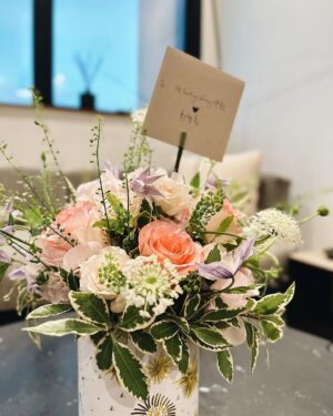 Hins Cheung Instagram - 一口氣吹43支生日蠟燭, 原來都幾辛苦, 因為啲蠟燭基本吹唔熄🤣

充滿愛嘅一個生日, 多謝呢幾日送上祝福嘅各位至愛親朋、家人仲有各位愛錫我嘅朋友❤️ 雖然呢兩日忙到得兩三個鐘頭瞓, 可以話係最忙嘅一個生日, 不過相信所有成果都會值得！ 多謝我身邊所有一齊戰鬥嘅戰友同家人❤️ 大家2024都一定會好好㗎！😘

#個蛋糕聽講係想做部勞斯萊斯 #點解變咗部MiniCooper 🤣
多謝 Monique, Jo姐嘅心意😘
