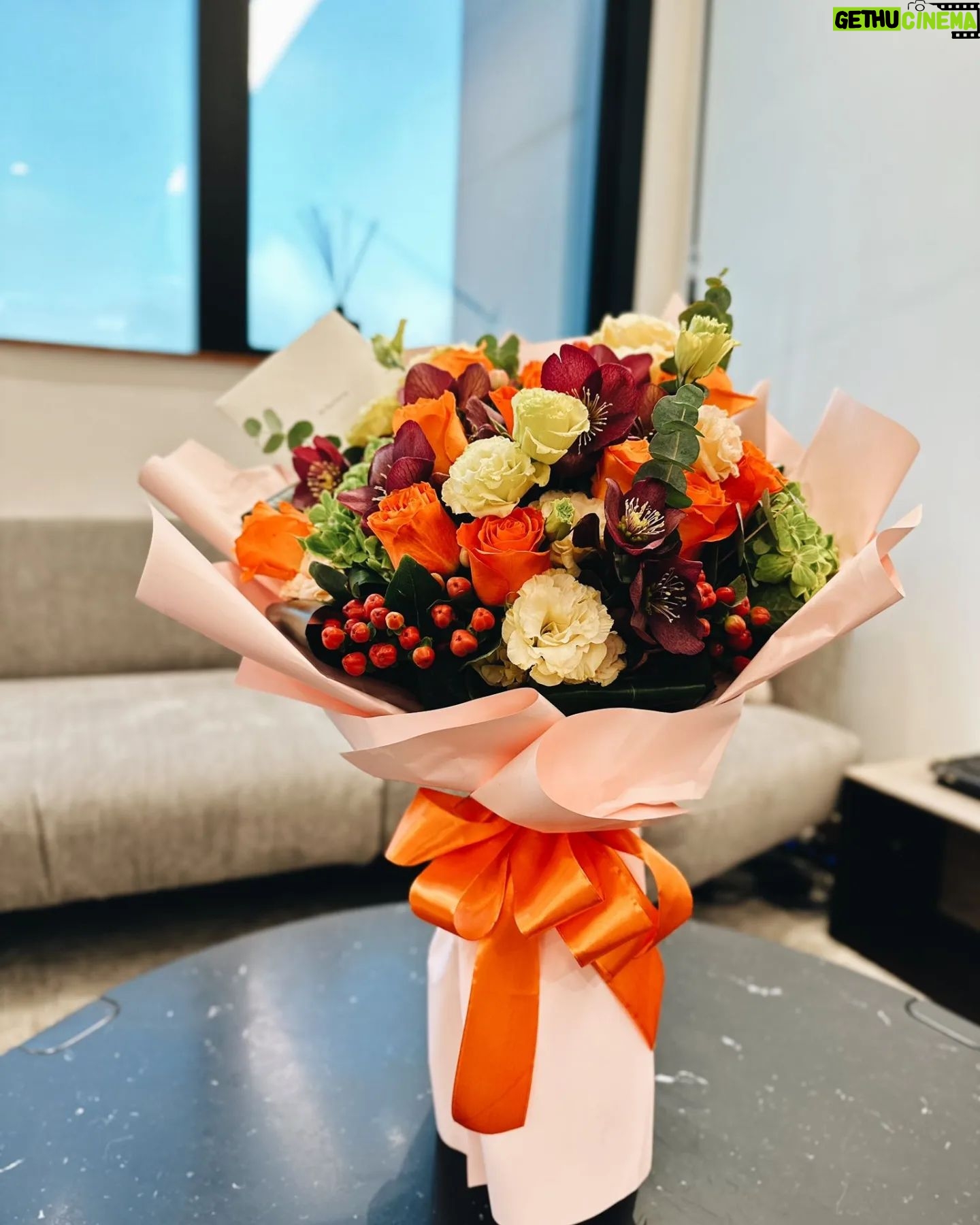 Hins Cheung - 134K Likes - 一口氣吹43支生日蠟燭, 原來都幾辛苦, 因為啲蠟燭基本吹唔熄🤣
充滿愛嘅一個生日, 多謝呢幾日送上祝福嘅各位至愛親朋、家人仲有各位愛錫我嘅朋友❤️ 雖然呢兩日忙到得兩三個鐘頭瞓, 可以話係最忙嘅一個生日, 不過相信所有成果都會值得! 多謝我身邊所有一齊戰鬥嘅戰友同家人❤️ 大家2024都一定會好好㗎!😘
#個蛋糕聽講係想做部勞斯萊斯 #點解變咗部MiniCooper 🤣
多謝 Monique, Jo姐嘅心意😘