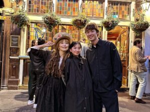 Hio Miyazawa Instagram - 先日舞台「千と千尋の神隠し」をロンドンで観劇しました🇬🇧
同じ事務所の福地桃子ちゃんが千尋を見事に演じ、感動はもちろん、仲間として本当に誇らしかったです！

他にも「MAMMA MIA!」「WICKED」も観劇🎭

そして、イギリスの演劇学校を見学させて頂きました！以前からお世話になっている先生と再会したり、魅力的なキャンパスを案内して頂いたり、幸せな時間でした！