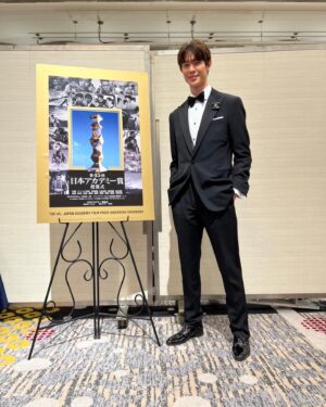 Hio Miyazawa Instagram - 日本アカデミー賞新人俳優賞を受賞しました！夢のような時間でした。

今まで携わってくれた全ての方に感謝の気持ちでいっぱいです。
これからも応援よろしくお願いします！

吉田監督から素敵なお花を頂きました💐