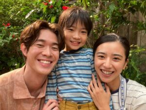 Hio Miyazawa Instagram - 明日は「ちむどんどん」最終回です。最後までぜひお楽しみ下さい🌺
家族写真☺️
#ちむどんどん