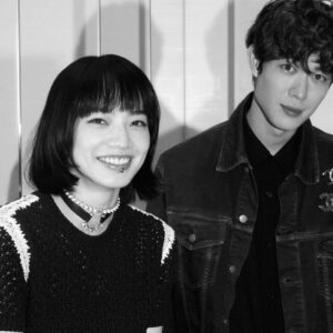 Hio Miyazawa Instagram - CHANEL SPRING SUMMER COLLECTION 2022 を見させて頂きました。
菜奈ちゃんと橋本愛さんと楽しい時間を過ごしました。
コレクションも素晴らしく、迫力に圧倒されました。改めてファッションの素晴らしさを再確認しました。

@chanelofficial 
#chanelspringsummer