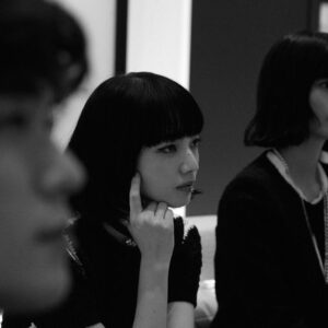 Hio Miyazawa Instagram - CHANEL SPRING SUMMER COLLECTION 2022 を見させて頂きました。
菜奈ちゃんと橋本愛さんと楽しい時間を過ごしました。
コレクションも素晴らしく、迫力に圧倒されました。改めてファッションの素晴らしさを再確認しました。

@chanelofficial 
#chanelspringsummer