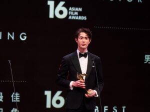 Hio Miyazawa Instagram - Asian Film Awards にエゴイストのチームで出席し、助演男優賞を受賞させて頂きました！
このような素晴らしい賞を受賞出来たことを本当に嬉しく思っています。この賞は僕一人で取れたものではなく、エゴイストを愛し、応援してくれている皆様、エゴイストチームの皆様、そして何より僕たちを引っ張って行ってくれた亮平さんの存在あってのものです。
感謝の気持ちでいっぱいです。

エゴイストの更なる飛躍を願っています。

#egoist #エゴイスト