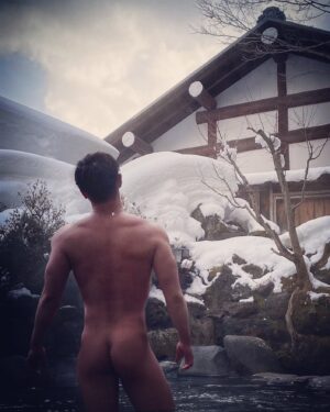 Hiroki Narimiya Instagram - At hot spring:) Outdoor bath with snow view, that's the best feeling ever!!
雪の中の露天風呂、最幸でした！！
#hotspring #travel #japantravel #温泉#スノボ #旅行

※温泉の施設の方にはご了承を頂いております。