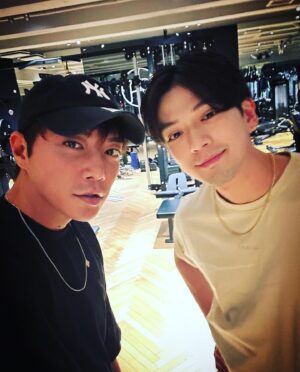 Hiroki Narimiya Instagram - GYMの階段でぶつかりそうになって友達になった @mackenyu.1116 君と合トレ lol

#筋トレ
#workout 
#lifestyle
