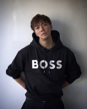 Hiroki Narimiya Instagram - @boss is looking fresh and cool. Thank you for the hoodie! 
I’m partnering with them for their.
リブランディングしだBOSS。
 僕自身もBOSSのコレクションに注目していたら、本国からPRのお仕事をオファーを頂き、撮影させてもらいました。良かったらチェックてね:) #BeYourOwnBOSS #campaign. #sponsored #ad