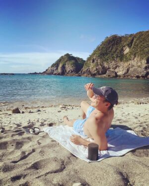 Hiroki Narimiya Instagram - On the beach at Tokyo island.🏝 気持ちいいんでウクレレソング聴きながら:)))
#tokyoislands #beach #ukulelesongs 
#beosoundexplore 
#bangolufsen 
#beachmusic 
#pr 
#東京の島 
#式根島