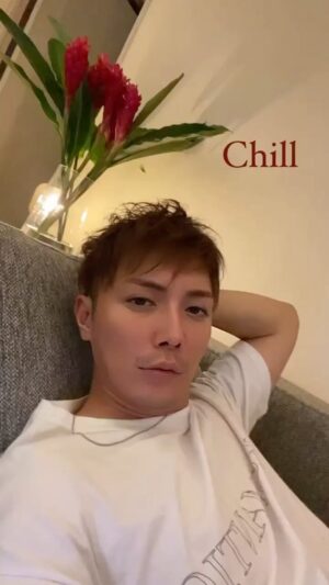 Hiroki Narimiya Instagram - Sunday chill time 
#日曜日の夜 #レッドジンジャー#トロピカルフラワー 
#hiphop #frenchrap