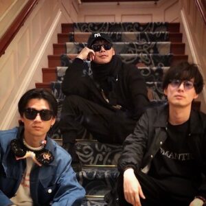 Hiroki Narimiya Instagram - 友達とディズニーランドに行ってきました！！
快晴、待ってる時間も全部楽しかったです^_^

かなりたくさん歩いたので
友達が買い物してる間、ちょっと休憩w

ずっと今までチュロスのこと、チョロスだと思ってたwww

#tokyodisneyland 
#ディズニーランド 
#休憩タイム