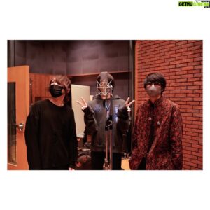 Hiroki Suzuki Instagram - Photo by @photo_hokuro 
ヒトリエのお二人とレコーディングでした。
曲と関係ない堀江くんも居たのでiPad眺めて遊びました。
髪伸ばしてるけどもう切りたいです。