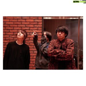 Hiroki Suzuki Instagram - Photo by @photo_hokuro 
ヒトリエのお二人とレコーディングでした。
曲と関係ない堀江くんも居たのでiPad眺めて遊びました。
髪伸ばしてるけどもう切りたいです。