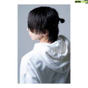 Hiroki Suzuki Instagram - Photo by @photo_hokuro 

加持リョウジさんと同い年になったので髪の毛育て始めました。
好きですがコンとか銃とかじゃないんですよって言うと肩幅の悪魔と呼ばれる仕打ち。