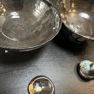 Hiroki Yasumoto Instagram - #黒沢ともよ 嬢がとても素敵な器をくれたのよ。
なんでも、趣味で自身の手で作ってらっしゃるらしい。
かっけぇ。良い趣味だ。
本当に素晴らしいからいずれ個展とかしてほしいもんだわ。

おかげで朝ごはんがとてもイカす感じなったよ。

#贈り物をくださるのですね
#素敵だ

@tomoyo_kurosawa_official_