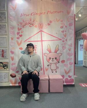 Hiroki Yasumoto Instagram - イワシカちゃんの圧が凄かったんだ。かわいかったけど。
あと社長が本当にドピンクだった（笑）
たのしかったし、いつも美味しい。
出張版、ありがとうございました！
#岩下の新生姜 
#いわしたの新生姜ミュージアム 

#笑セル