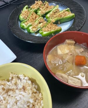 Hiroki Yasumoto Instagram - 生のピーマンを真っ二つにしてそこに鶏ひき肉、エリンギ、筍のみじん切りをオイスターソースとか豆板醤とか醤油とかで味付けしたのを詰め込んでむしゃむしゃすると美味しいよ。
#安元洋貴
#の飯