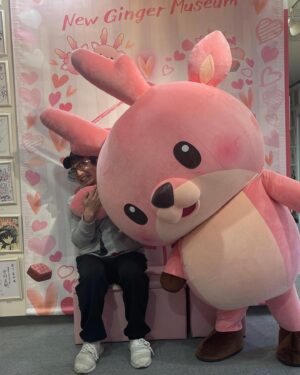 Hiroki Yasumoto Instagram - イワシカちゃんの圧が凄かったんだ。かわいかったけど。
あと社長が本当にドピンクだった（笑）
たのしかったし、いつも美味しい。
出張版、ありがとうございました！
#岩下の新生姜 
#いわしたの新生姜ミュージアム 

#笑セル