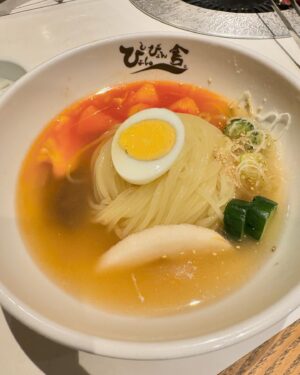 Hiroki Yasumoto Instagram - 盛岡にて啜りしもの。
冷麺とキムチ納豆ラーメン

美味かったのだよ。