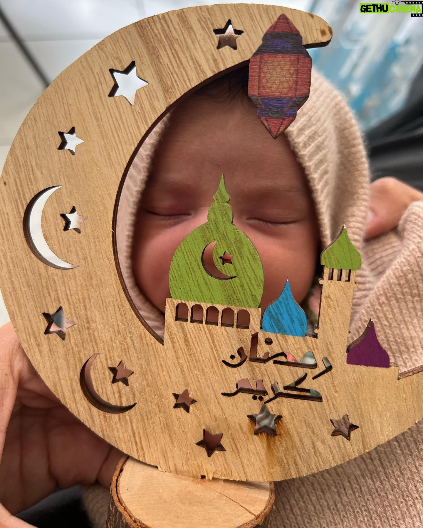 Hisham Fageeh - 3 Likes - اليوم أنا و @raneenbukhari نعلن عن فرحتنا بخبر قدوم مولودتنا الغالية، فإن الفرحة لم تسعنا أبدًا، نسأل الله تعالى أن يجعلها من أبناء السعادة والسلامة، لله الحمد على فضله الواسع علينا، الحمدلله حمدًا كثيرًا.