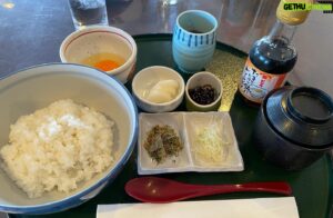 Hitoshi Ozawa Instagram - おはようさん❗️
ホテル朝食で
究極の卵かけ御飯🍚

昨日、一昨日と
数字が62になった俺の為に
大勢が集まってくれて感謝❗️
九州小沢会ありがとうな👍