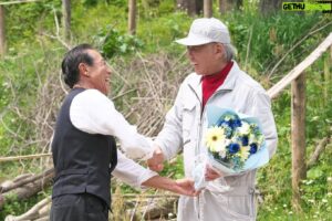 Hitoshi Ozawa Instagram - 昔むかし…ある山に
ふざけた熊が出るとの連絡を受け
地元の猟師達が狩に出ましたとさ
深い山を歩いていると
自然体過ぎる熊に出会ったとさ
咄嗟に猟師が銃を向けると
なぜか
花束を持った柳葉敏朗さんが
満面の笑みで近づいてくるではないか
猟師もつられて笑っていると
しっかり通報されて
警察に連行されて行きました
めでたしめでたし❗️👏

@odoru_project
