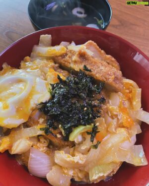Hitoshi Ozawa Instagram - おはようさん❗️
ドジャース戦観て
炎天下のブルドッグスの試合へ🏟️
故に
勝つ為のカツ丼❗️