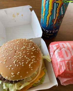 Hitoshi Ozawa Instagram - おはようさん❗️
今日はドジャース戦がないので
ゆっくりと
ビックマックなんてペロリだぜ❗️笑
