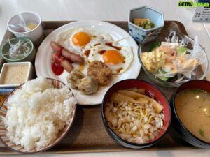 Hitoshi Ozawa Instagram - おはようさん❗️
ホテルの朝食バイキング
量以外は栄養のバランスでw
雨酷くねる前に帰ろ🚙
小沢祭りのスタッフの皆んな
お疲れ様でした❗️
いつも有難うな👍