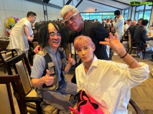 Hitoshi Ozawa Instagram - イベント終了❗️
誕生日の前夜祭が長いがw
写真はアンナとだしおさん
お疲れさん👍