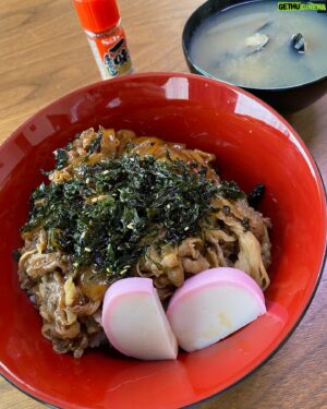 Hitoshi Ozawa Instagram - おはようさん❗️
肉旨煮丼食って
世紀の一戦Vol 2観戦
さぁ、行け大谷❗️