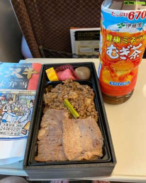 Hitoshi Ozawa Instagram - 移動中
カズはのり弁食ってたが
俺は肉🥩笑